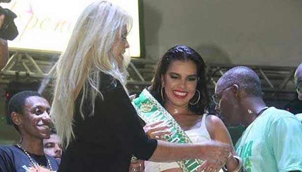 Mineira Mariana Rios é coroada rainha da bateria da Mocidade