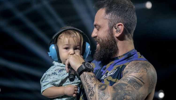 Filho Do Cantor Mateus Rouba A Cena Ao Aparecer Microfone E Guitarra