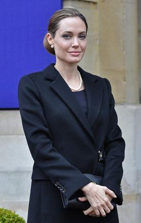  A atriz Angelina Jolie disse que a deciso de retirar os seios em uma cirurgia de dupla mastectomia foi dura