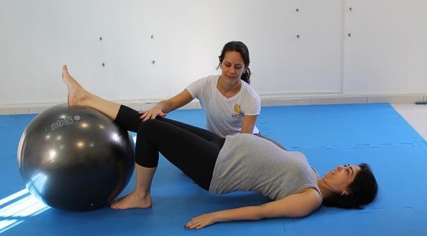A fisioterapeuta Georgia Nunes explica que Pilates trabalha a flexibilidade, conscincia corporal, equilbrio, fora, relaxamento e respirao tendo como princpio a ativao da musculatura estabilizadora do tronco. 