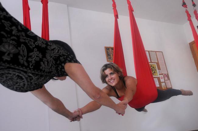 Fly ioga  um mtodo que mistura a espiritualidade do ioga com a elasticidade e a diverso circense