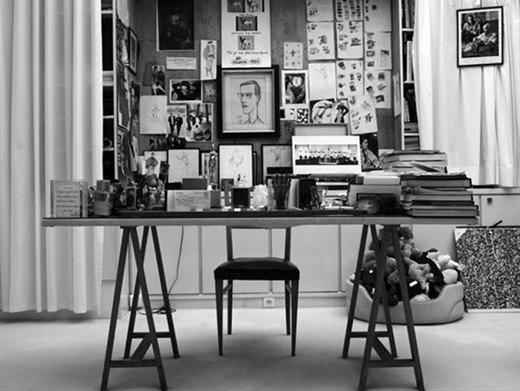 A mesa de trabalho do estilista francs Yves Saint Laurent, falecido em 2008