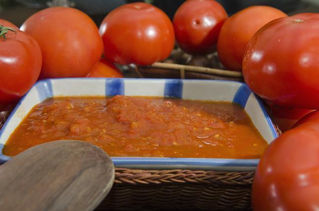 Embora seja um alimento saudvel, com nutrientes que protegem o corao, o tomate no  recomendado para quem tem propenso a sofrer com azia por seu alto teor cido