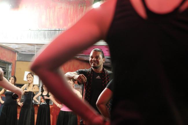 Aula de dana flamenca no Sole Tablao Flamenco, em Belo Horizonte. Combinao do prazer de danar com a atividade fsica contribui para prevenir doenas neurolgicas, emagrece e tonifica os msculos. Aula no exclui ningum