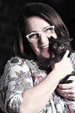 A atriz Rosane Gofmann, posando para exposio da ONG Oitovidas. O projeto, idealizado pelo fotgrafo Joo Pedro Sampaio, rene diversas celebridades buscando incentivar a adoo de gatos abandonados. 