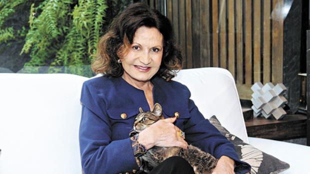 A atriz Rosamaria Murtinho tambm  f de gatos e, em ensaio realizado em sua casa, no deixou de posar com seu pet. 