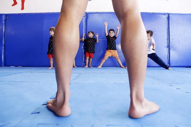 No Brasil, no h competio infantil de MMA. Nas aulas introdutrias, as crianas realizam atividades ldicas para desenvolver a coordenao motora e o equilbrio