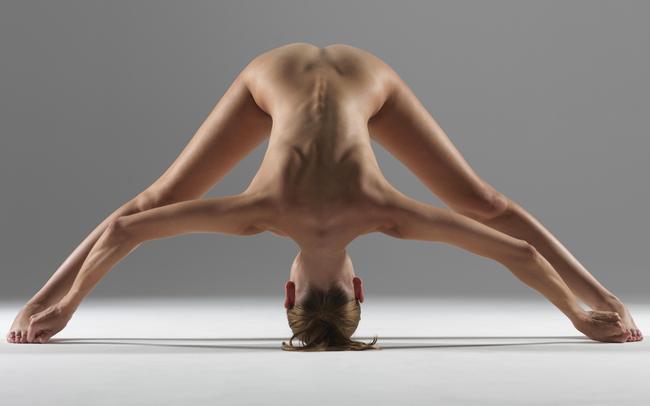 O fotgrafo noruegus Petter Hegre registrou imagens da esposa sem roupa durante uma prtica de yoga. O ensaio foi publicado no incio deste ano e evidencia os msculos definidos da bela Luba Shumeyko
