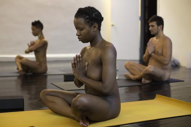 Vanessa Kennedy assume uma posio durante a aula de yoga Bold & Naked Studio, em Nova York. 'Praticar yoga sem roupa no  sobre estar nu por causa do nu, mas sobre encontrar a fora para expor a sua vulnerabilidade 
e se conectar a si e aos outros no nvel mais profundo', diz o site da escola