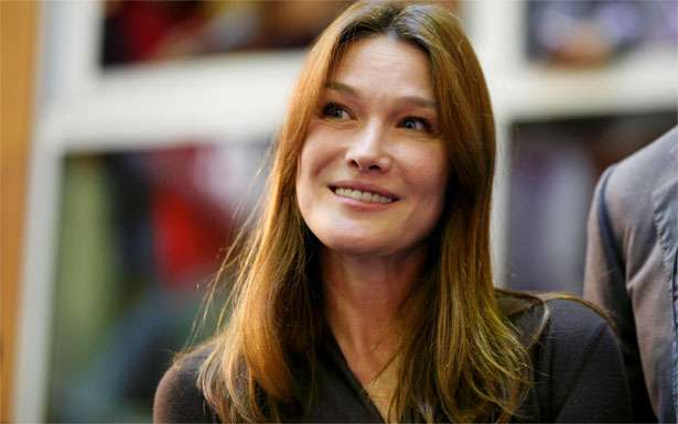 Ex-primeira dama volta aos estúdios para prestar homenagem à França