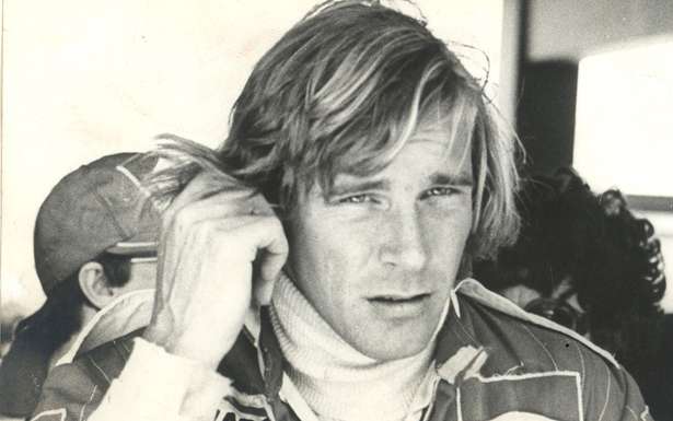 James Hunt aos 31 anos, em 1978; piloto é retratado nas telonas pelo galã Chris Hemsworth