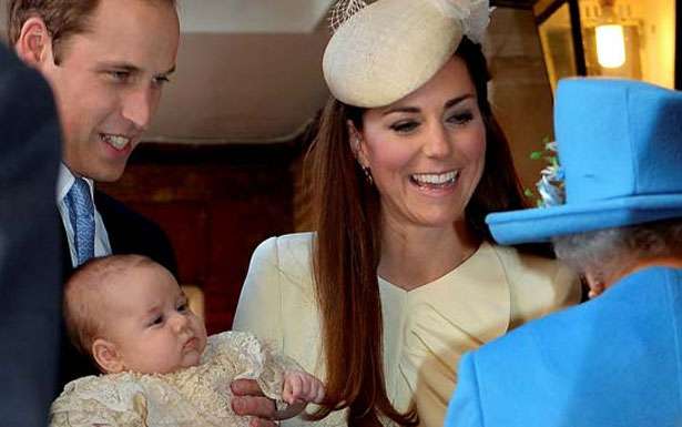 William e Kate mostram George para a rainha Elizabeth