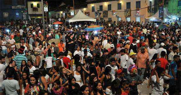 Carnaval costuma reunir centenas de pessoas na praa da cidade