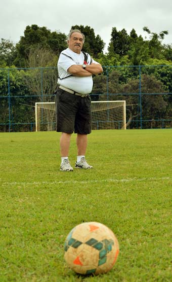 Idoso Jogar Futebol Livre Ele Leva Estilo Vida Saudável Ativo