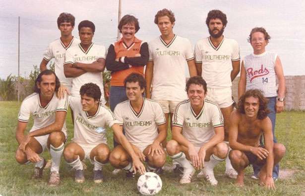 Aos 75 anos, Chico Buarque joga futebol com amigos no Rio - Quem