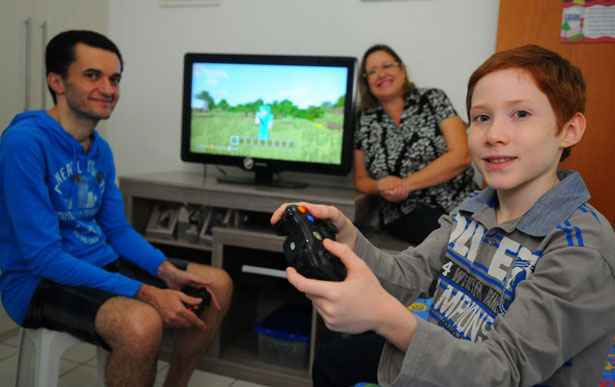 Personagem jogando videogame com os amigos