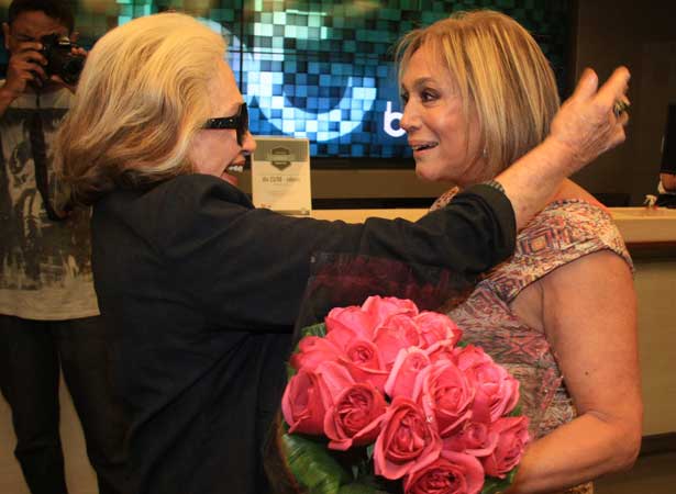 Atriz Nathalia Timberg presenteia Susana Vieira com buqu de rosas