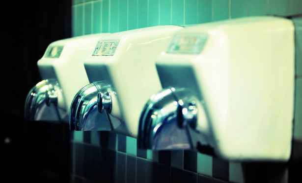 Secadores de Mão espalham bactérias do banheiro para todo lugar