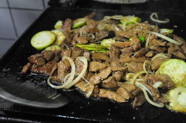 Como Fazer Bife de Fígado de Boi Frito com Cebola e Tomate Gostoso