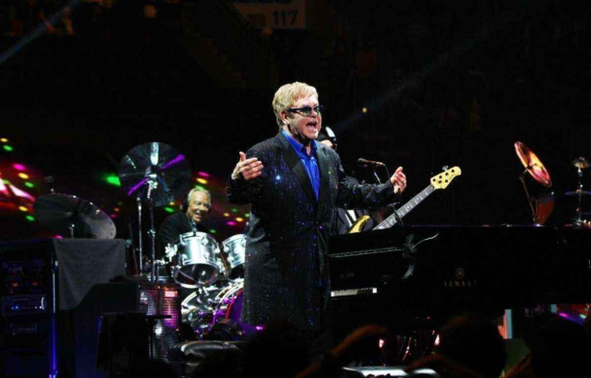 Elton John/Facebook/Divulgao