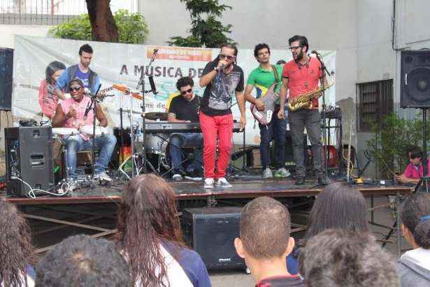 Sanrh (centro) durante apresentao. Artistas tambm fazem shows nas escolas para os alunos
