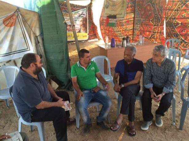 Gil, Caetano e representantes da ONG Breaking the Silence em 'territrio palestino ameaado de destruio', como escreveu em legenda na internet Caetano Veloso