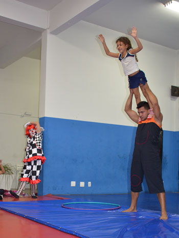 Aulas de tecido acrobático são uma forma diferente de perder peso