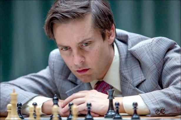 Crítica: 'O Dono do Jogo' traz Tobey Maguire num jogo de xadrez em meio à  Guerra Fria