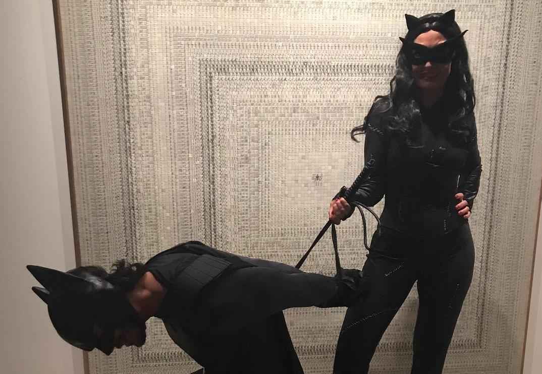 Fantasiados de Mulher-Gato e Batman, Fátima Bernardes e namorado curtem  carnaval em Recife