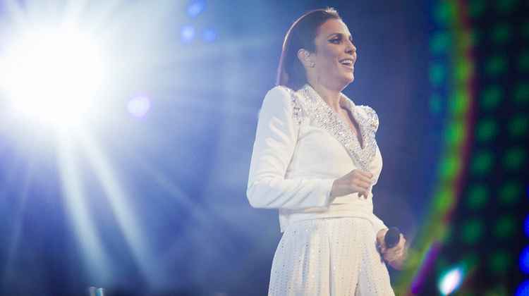 Ivete Sangalo posa com Jota Quest nos bastidores do Rock in Rio