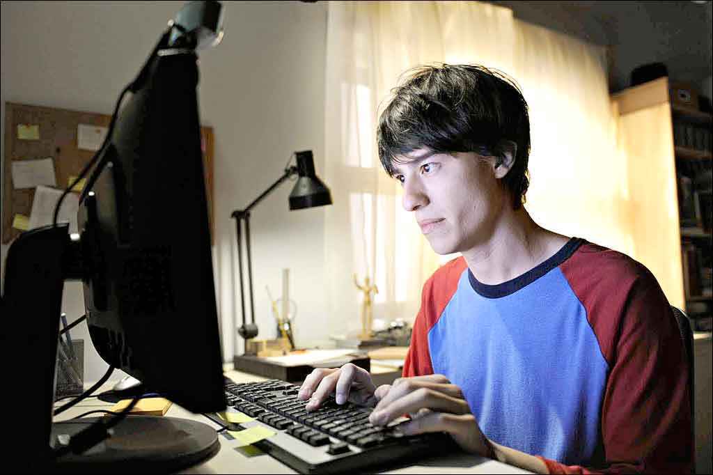 Adolescente transmite a própria morte pela internet após ser