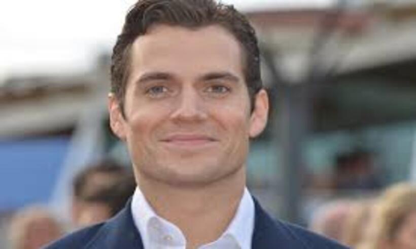 Henry Cavill desabafa após críticas ao namoro