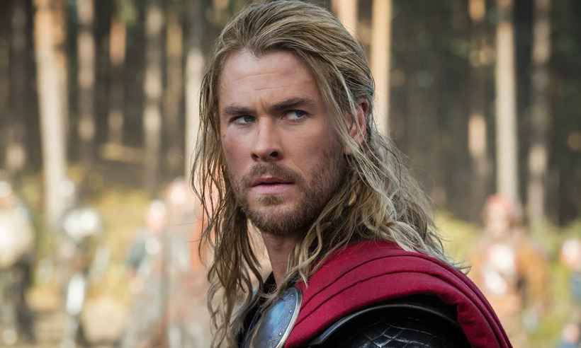 Chris Hemsworth posta foto com filho e vira motivo de piada