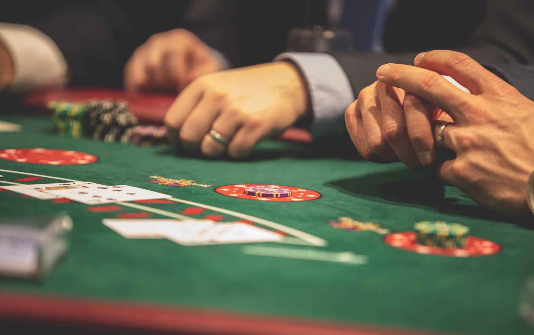 Um grupo de pessoas jogando roleta de poker em um cassino fotos