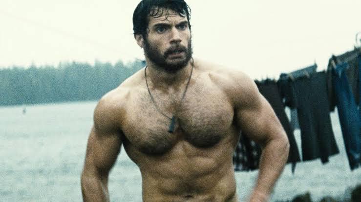 O ator britânico Henry Cavill foi eleito o homem mais bonito de 2022